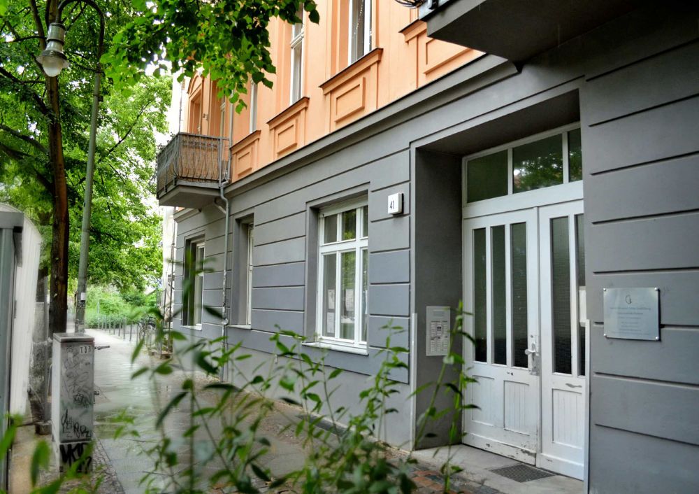 Eingang der Praxis von Natalia Spurman, Schliemannstraße 41 in Berlin-Prenzlauer Berg