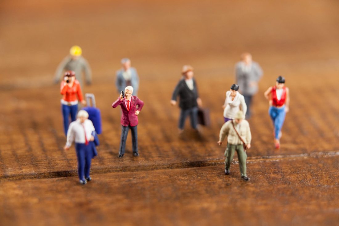 Figuren stehen zueinander in Beziehung – Sinnbild für eine Systemaufstellung im Einzelsetting